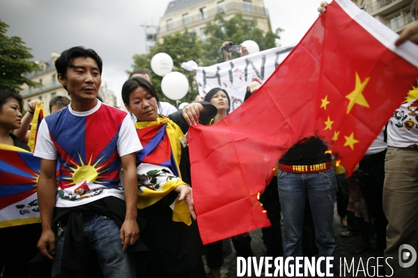 Manifestation pour la liberte en chine et au tibet suite a la ceremonie d ouverture des jeux olympiques a pekin.