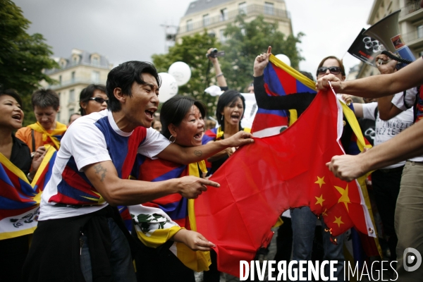 Manifestation pour la liberte en chine et au tibet suite a la ceremonie d ouverture des jeux olympiques a pekin.