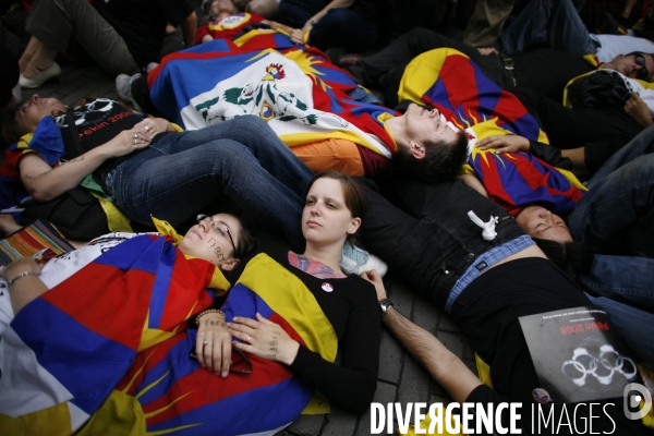 Manifestation pour la liberte en chine et au tibet suite a la ceremonie d ouverture des jeux olympiques a pekin.