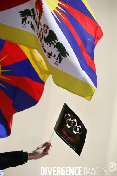 Rassemblement sur le parvis du trocadero contre la repression chinoise au tibet, a l occasion du passage de la flamme olympique a paris.