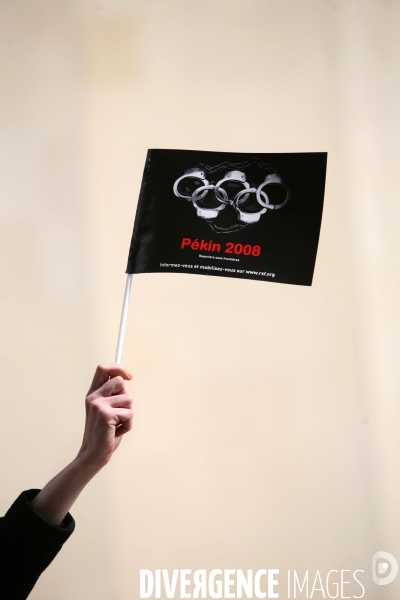 Rassemblement sur le parvis du trocadero contre la repression chinoise au tibet, a l occasion du passage de la flamme olympique a paris.