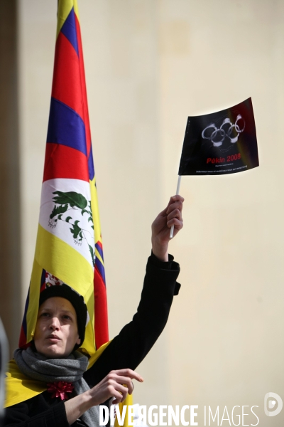 Rassemblement sur le parvis du trocadero contre la repression chinoise au tibet, a l occasion du passage de la flamme olympique a paris.