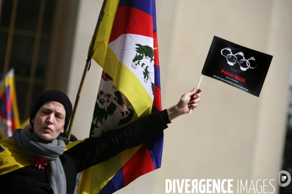 Rassemblement sur le parvis du trocadero contre la repression chinoise au tibet, a l occasion du passage de la flamme olympique a paris.