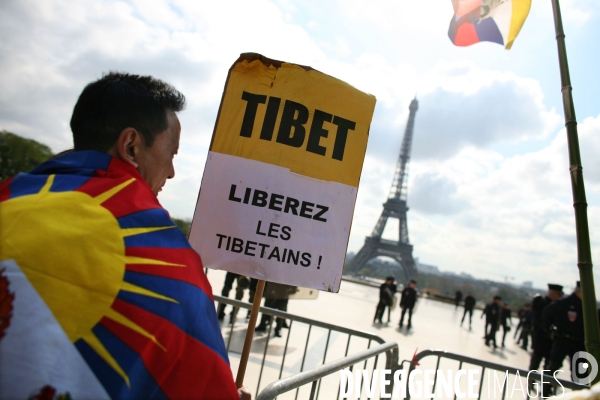 Rassemblement sur le parvis du trocadero contre la repression chinoise au tibet, a l occasion du passage de la flamme olympique a paris.