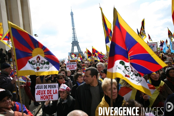 Rassemblement sur le parvis du trocadero contre la repression chinoise au tibet, a l occasion du passage de la flamme olympique a paris.