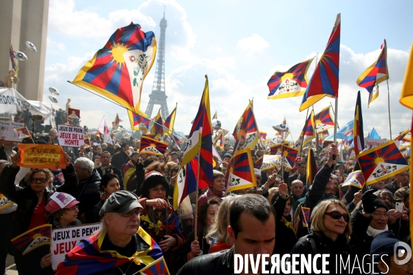 Rassemblement sur le parvis du trocadero contre la repression chinoise au tibet, a l occasion du passage de la flamme olympique a paris.