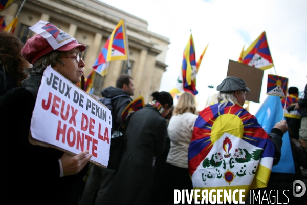 Rassemblement sur le parvis du trocadero contre la repression chinoise au tibet, a l occasion du passage de la flamme olympique a paris.