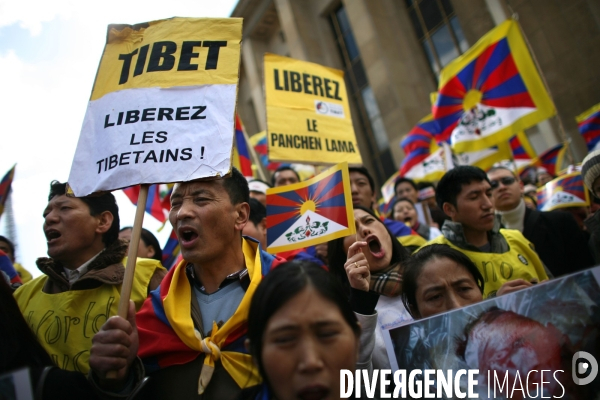 Rassemblement sur le parvis du trocadero contre la repression chinoise au tibet, a l occasion du passage de la flamme olympique a paris.