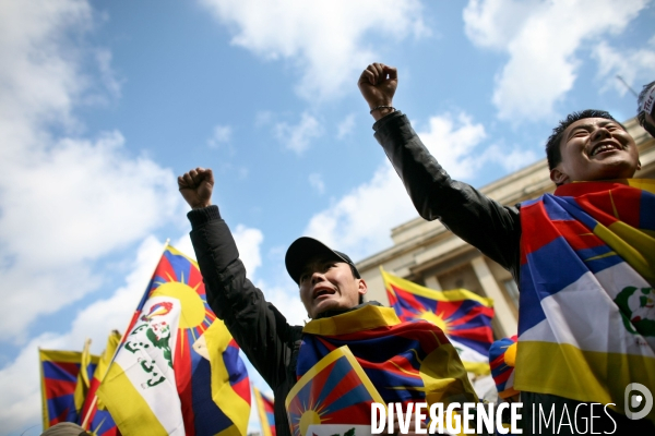 Rassemblement sur le parvis du trocadero contre la repression chinoise au tibet, a l occasion du passage de la flamme olympique a paris.