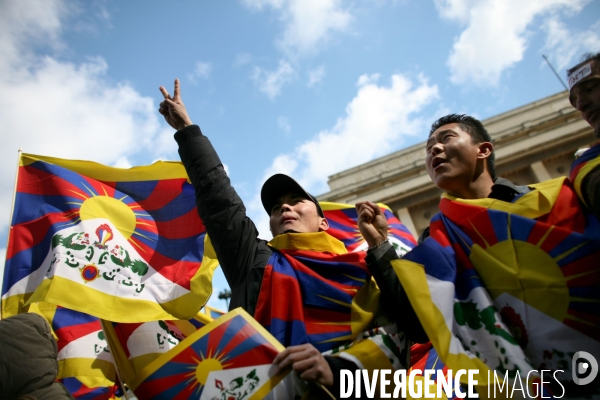 Rassemblement sur le parvis du trocadero contre la repression chinoise au tibet, a l occasion du passage de la flamme olympique a paris.
