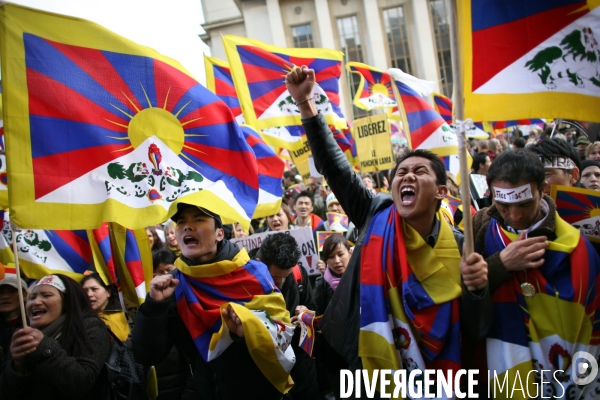 Rassemblement sur le parvis du trocadero contre la repression chinoise au tibet, a l occasion du passage de la flamme olympique a paris.