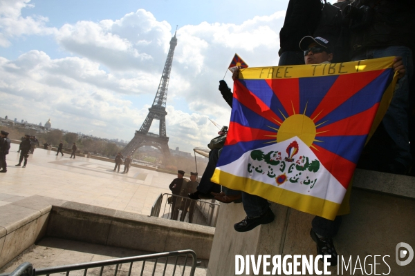 Rassemblement sur le parvis du trocadero contre la repression chinoise au tibet, a l occasion du passage de la flamme olympique a paris.