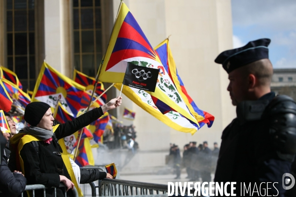 Rassemblement sur le parvis du trocadero contre la repression chinoise au tibet, a l occasion du passage de la flamme olympique a paris.