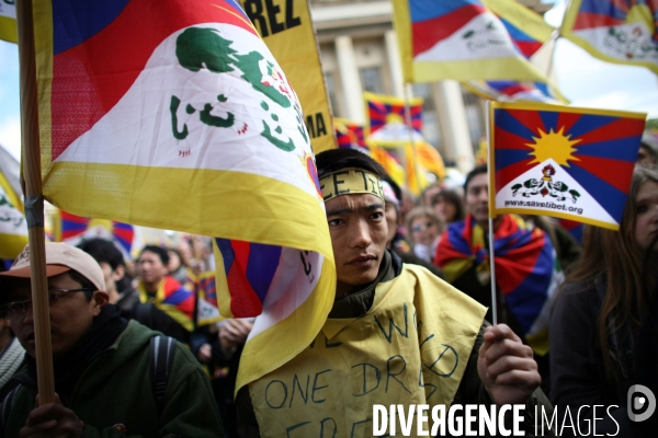 Rassemblement sur le parvis du trocadero contre la repression chinoise au tibet, a l occasion du passage de la flamme olympique a paris.