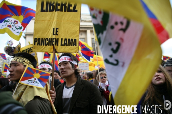 Rassemblement sur le parvis du trocadero contre la repression chinoise au tibet, a l occasion du passage de la flamme olympique a paris.