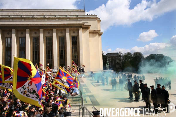 Rassemblement sur le parvis du trocadero contre la repression chinoise au tibet, a l occasion du passage de la flamme olympique a paris.