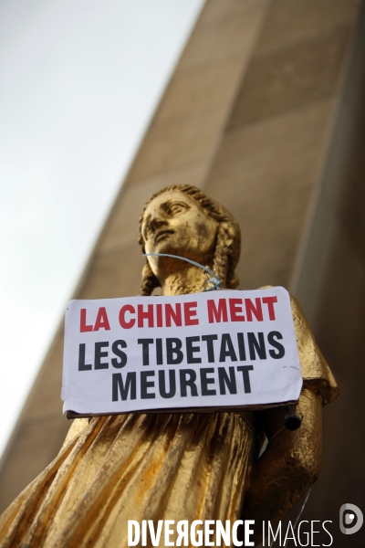 Rassemblement sur le parvis du trocadero contre la repression chinoise au tibet, a l occasion du passage de la flamme olympique a paris.