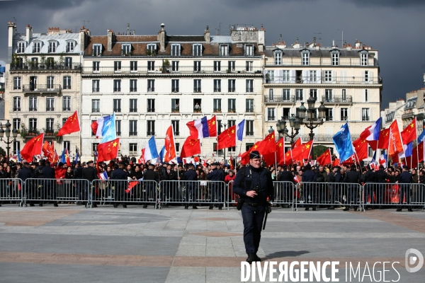 Passage de la flamme olympique sur le parvis de l hotel de ville.