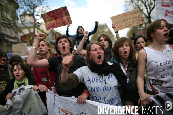 Manifestation des lyceens contre la suppression du nombre de postes d enseignants a la rentree scolaire 2008.