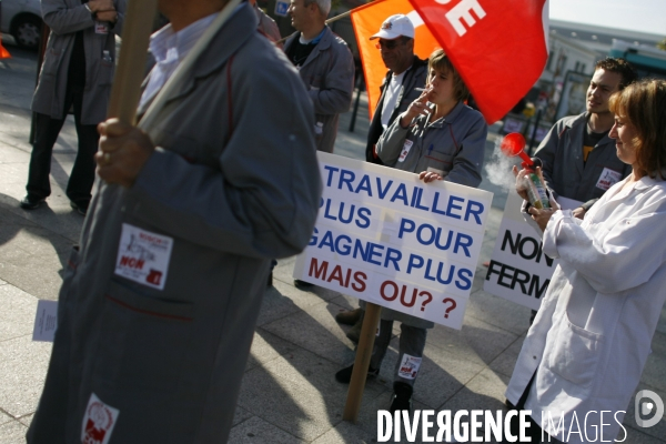 Manifestation des salaries et syndicats de l automobile au salon mondial de l automobile.