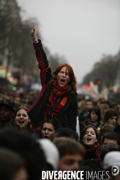 Manifestation des lyceens a paris pour protester contre la reforme du ministre darcos repoussee a l annee prochaine.