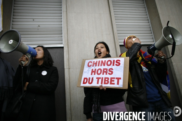 Rassemblement pour le tibet devant le comite national olympique sportif francais (cnosf)