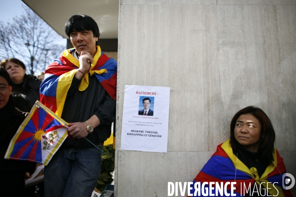 Rassemblement pour le tibet devant le comite national olympique sportif francais (cnosf)