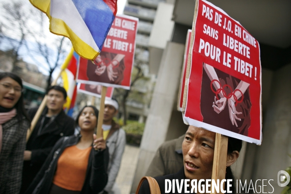 Rassemblement pour le tibet devant le comite national olympique sportif francais (cnosf)