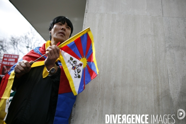 Rassemblement pour le tibet devant le comite national olympique sportif francais (cnosf)