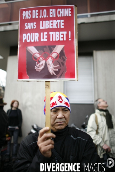 Rassemblement pour le tibet devant le comite national olympique sportif francais (cnosf)