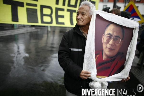 Rassemblement pour le tibet devant le comite national olympique sportif francais (cnosf)