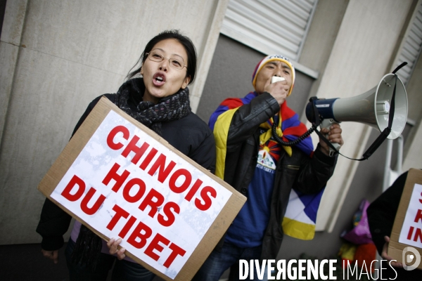 Rassemblement pour le tibet devant le comite national olympique sportif francais (cnosf)