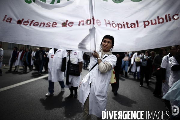 Manifestation des medecins, infirmiers des hopitaux pour la defense du service public.