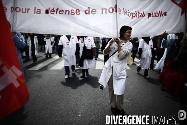 Manifestation des medecins, infirmiers des hopitaux pour la defense du service public.