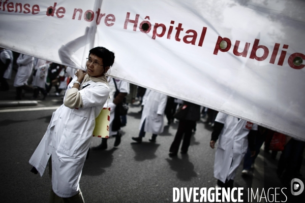 Manifestation des medecins, infirmiers des hopitaux pour la defense du service public.