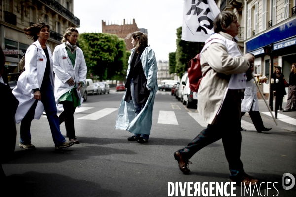 Manifestation des medecins et infirmiers des hopitaux pour la defense du service public et contre la reforme de la sante.