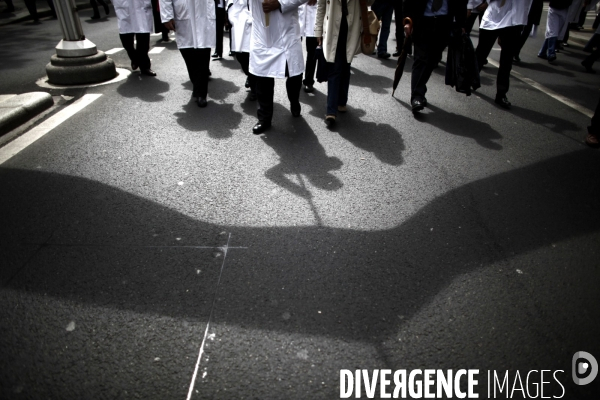 Manifestation des medecins et infirmiers des hopitaux pour la defense du service public et contre la reforme de la sante.