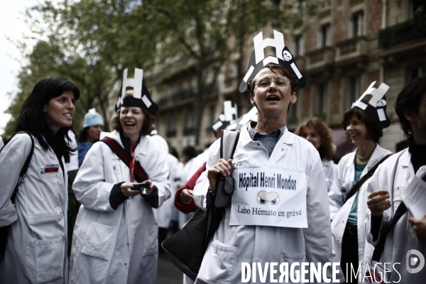 Manifestation des medecins et infirmiers des hopitaux pour la defense du service public et contre la reforme de la sante.