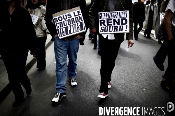 Manifestation des medecins et infirmiers des hopitaux pour la defense du service public et contre la reforme de la sante.