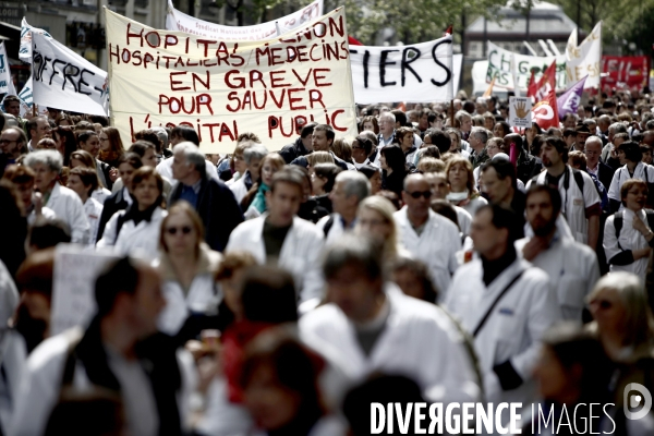 Manifestation des medecins et infirmiers des hopitaux pour la defense du service public et contre la reforme de la sante.