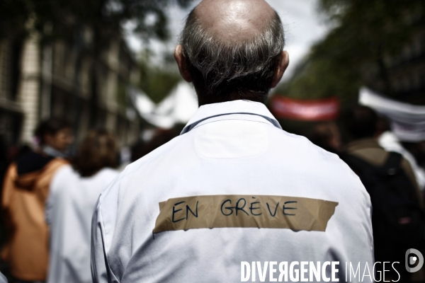 Manifestation des medecins et infirmiers des hopitaux pour la defense du service public et contre la reforme de la sante.