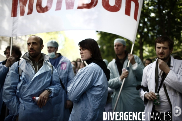 Manifestation des medecins et infirmiers des hopitaux pour la defense du service public et contre la reforme de la sante.