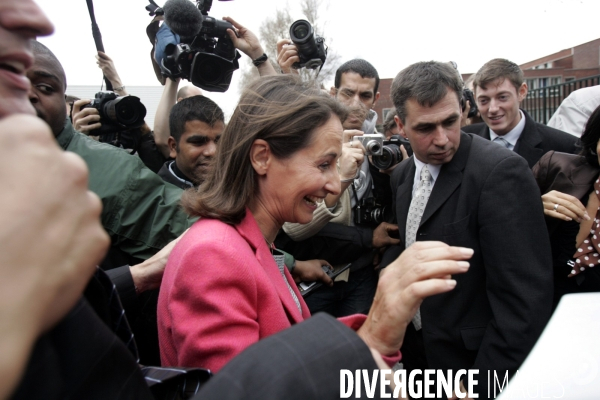 SEGOLENE ROYAL participe au Parlement des Banlieues a Bondy.