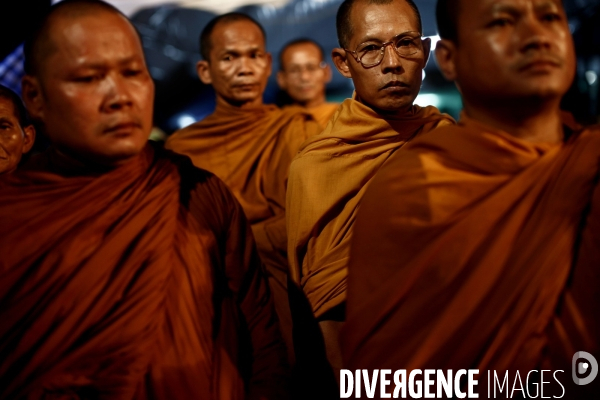 Crise en thailande (suite): affrontement des partisants des chemises rouges, qui reclament la demission du gouvernement depuis plus de 2 mois, et les forces militaires thailandaises.