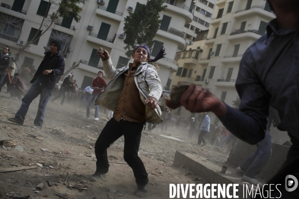 Affrontements entre les partisants du president egyptien moubarak et les manifestants qui occupaient la place tahrir.