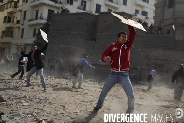 Affrontements entre les partisants du president egyptien moubarak et les manifestants qui occupaient la place tahrir.