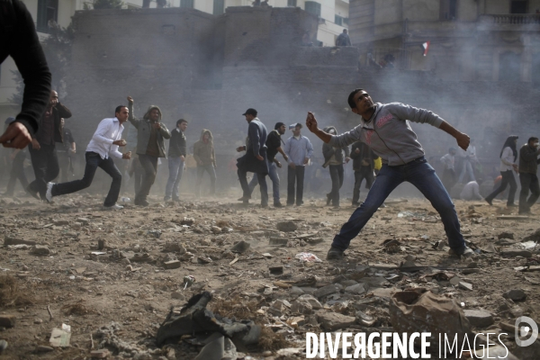 Affrontements entre les partisants du president egyptien moubarak et les manifestants qui occupaient la place tahrir.