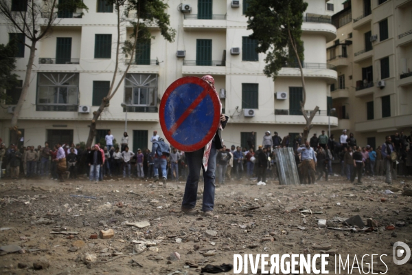 Affrontements entre les partisants du president egyptien moubarak et les manifestants qui occupaient la place tahrir.