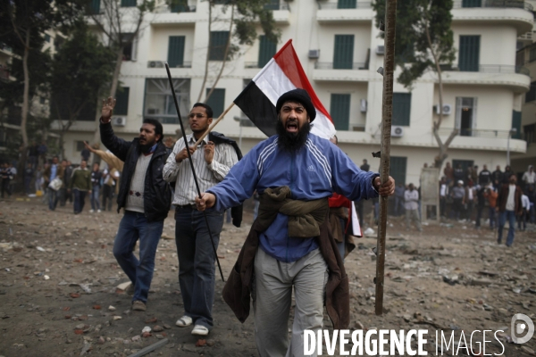 Affrontements entre les partisants du president egyptien moubarak et les manifestants qui occupaient la place tahrir.