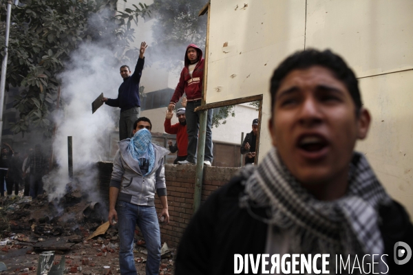 Affrontements entre les partisants du president egyptien moubarak et les manifestants qui occupaient la place tahrir.